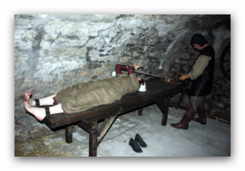 przebieg-tortur-na-madejowym-lozu